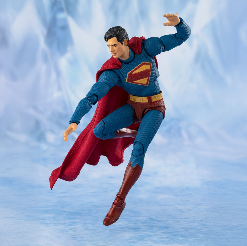 Superman 2025 sh figuarts. Tamashii suma a su línea s. H. Figuarts esta figura articulada de superman, protagonista de la película homónima de 2025. Representado con su característico traje azul con la "s" en el pecho, cuenta con 2x pares de manos y 1x cabeza intercambiables. La tecnología de coloreado digital de tamashii proporciona al rostro un sombreado detallado y una texturización fidedigna. Su icónica capa roja está confeccionada con tela e incorpora alambres internos para recrear diferentes poses con realismo asombroso, incluyendo el vuelo. Unidades limitadas.