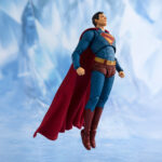 SUPERMAN 2025 SH FIGUARTS. Tamashii suma a su línea S.H. Figuarts esta figura articulada de Superman, protagonista de la película homónima de 2025. Representado con su característico traje azul con la "S" en el pecho, cuenta con 2x pares de manos y 1x cabeza intercambiables. La tecnología de coloreado digital de Tamashii proporciona al rostro un sombreado detallado y una texturización fidedigna. Su icónica capa roja está confeccionada con tela e incorpora alambres internos para recrear diferentes poses con realismo asombroso, incluyendo el vuelo. UNIDADES LIMITADAS.