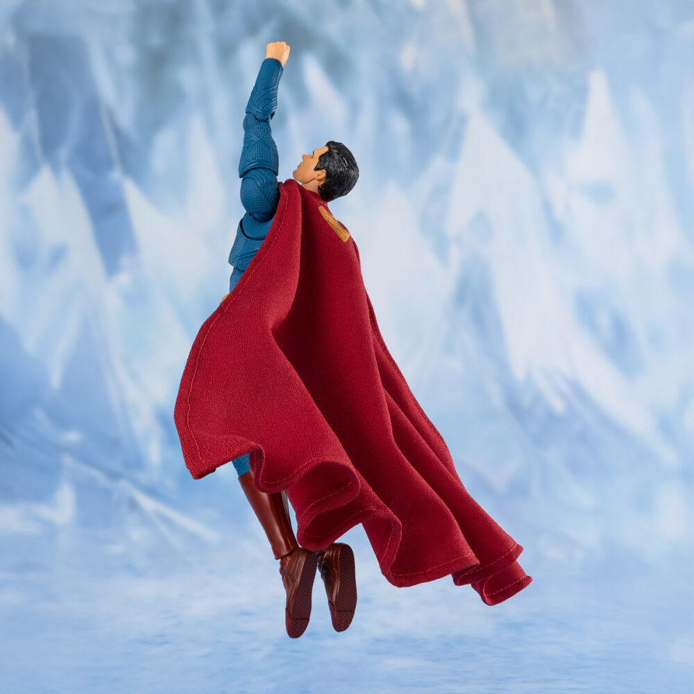 Superman 2025 sh figuarts. Tamashii suma a su línea s. H. Figuarts esta figura articulada de superman, protagonista de la película homónima de 2025. Representado con su característico traje azul con la "s" en el pecho, cuenta con 2x pares de manos y 1x cabeza intercambiables. La tecnología de coloreado digital de tamashii proporciona al rostro un sombreado detallado y una texturización fidedigna. Su icónica capa roja está confeccionada con tela e incorpora alambres internos para recrear diferentes poses con realismo asombroso, incluyendo el vuelo. Unidades limitadas.