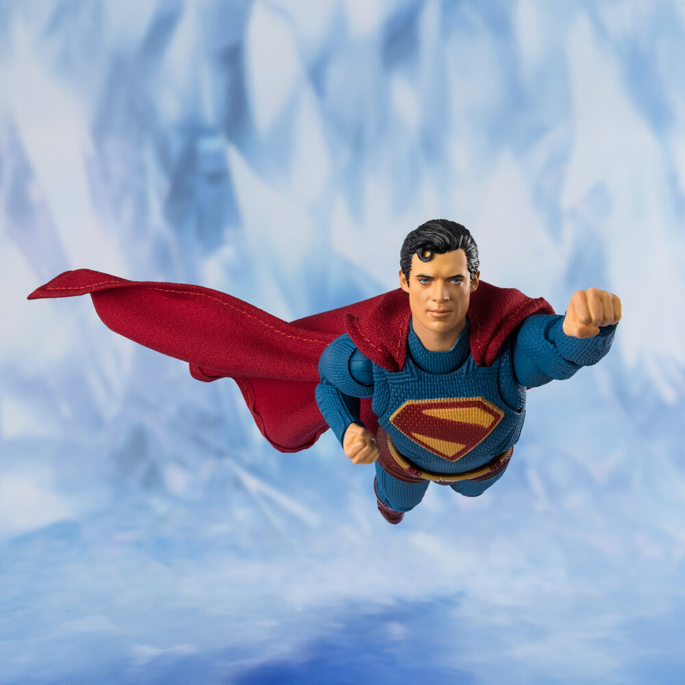 Superman 2025 sh figuarts. Tamashii suma a su línea s. H. Figuarts esta figura articulada de superman, protagonista de la película homónima de 2025. Representado con su característico traje azul con la "s" en el pecho, cuenta con 2x pares de manos y 1x cabeza intercambiables. La tecnología de coloreado digital de tamashii proporciona al rostro un sombreado detallado y una texturización fidedigna. Su icónica capa roja está confeccionada con tela e incorpora alambres internos para recrear diferentes poses con realismo asombroso, incluyendo el vuelo. Unidades limitadas.