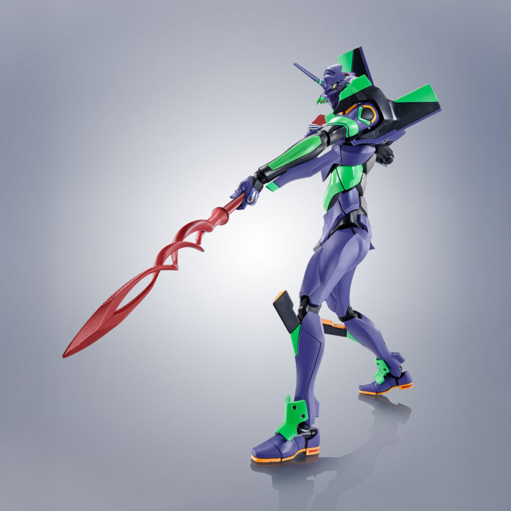 Evangelion test type-01 + spear of cassius renewal color edition evangelion: 3. 0+1. 0 thrice upon a time robot spirits. Está equipada con una amplia gama de accesorios: 1x cuchillo progresivo, 1x espada de exterminio magoroku con su vaina, 1x espada de contraataque con su vaina, 1x rifle con accesorios adicionales, 1x pistola, 1x cable umbilical para la espalda, 1x cabeza con gafas protectoras intercambiable, 1x conjunto de espinilleras reforzadas y 6x pares de manos intercambiables. Además, está preparada para fijar todas estas armas en hombros y muslos. Se incluye una nueva versión de la lanza de gaius con una longitud que supera los 37 cm, acompañada de un pedestal con el logotipo del aniversario como holograma con acabado foil que incorpora y soportes para sostener con solidez tanto figura como lanza. Unidades limitadas.
