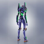 EVANGELION TEST TYPE-01 + SPEAR OF CASSIUS RENEWAL COLOR EDITION EVANGELION: 3.0+1.0 THRICE UPON A TIME ROBOT SPIRITS. Está equipada con una amplia gama de accesorios: 1x cuchillo progresivo, 1x Espada de Exterminio Magoroku con su vaina, 1x Espada de Contraataque con su vaina, 1x rifle con accesorios adicionales, 1x pistola, 1x cable umbilical para la espalda, 1x cabeza con gafas protectoras intercambiable, 1x conjunto de espinilleras reforzadas y 6x pares de manos intercambiables. Además, está preparada para fijar todas estas armas en hombros y muslos. Se incluye una nueva versión de la lanza de Gaius con una longitud que supera los 37 cm, acompañada de un pedestal con el logotipo del aniversario como holograma con acabado foil que incorpora y soportes para sostener con solidez tanto figura como lanza. UNIDADES LIMITADAS.