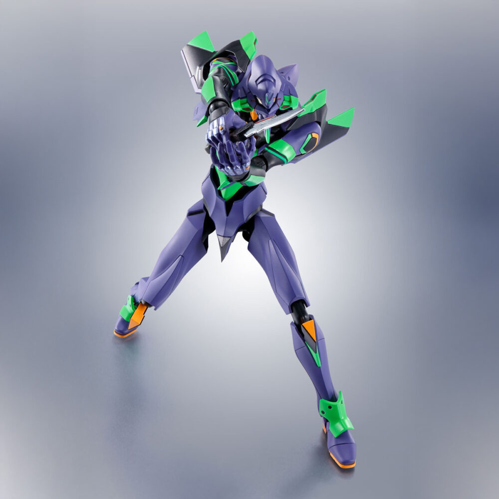 Evangelion test type-01 + spear of cassius renewal color edition evangelion: 3. 0+1. 0 thrice upon a time robot spirits. Está equipada con una amplia gama de accesorios: 1x cuchillo progresivo, 1x espada de exterminio magoroku con su vaina, 1x espada de contraataque con su vaina, 1x rifle con accesorios adicionales, 1x pistola, 1x cable umbilical para la espalda, 1x cabeza con gafas protectoras intercambiable, 1x conjunto de espinilleras reforzadas y 6x pares de manos intercambiables. Además, está preparada para fijar todas estas armas en hombros y muslos. Se incluye una nueva versión de la lanza de gaius con una longitud que supera los 37 cm, acompañada de un pedestal con el logotipo del aniversario como holograma con acabado foil que incorpora y soportes para sostener con solidez tanto figura como lanza. Unidades limitadas.