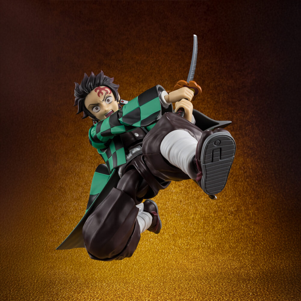 Tanjiro kamado the final battle in the infinity castle demon slayer: kimetsu no yaiba sh figuarts. Tamashii suma a su colección s. H. Figuarts esta versión de tanjiro kamado inspirada en la batalla del arco argumental del castillo infinito del anime "demon slayer: kimetsu no yaiba" ("guardianes de la noche" en españa). La figura mide 14 cm y ha sido diseñada para reproducir poses dinámicas gracias a su elevado nivel de articulación. Incluye 4x expresiones faciales intercambiables, 3x pares de manos, 1x espada nichirin y 1x fondo ilustrado. Unidades limitadas.