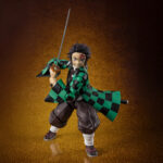 TANJIRO KAMADO THE FINAL BATTLE IN THE INFINITY CASTLE DEMON SLAYER: KIMETSU NO YAIBA SH FIGUARTS. Tamashii suma a su colección S.H.Figuarts esta versión de Tanjiro Kamado inspirada en la batalla del arco argumental del Castillo Infinito del anime "Demon Slayer: Kimetsu no Yaiba" ("Guardianes de la noche" en España). La figura mide 14 cm y ha sido diseñada para reproducir poses dinámicas gracias a su elevado nivel de articulación. Incluye 4x expresiones faciales intercambiables, 3x pares de manos, 1x espada Nichirin y 1x fondo ilustrado. UNIDADES LIMITADAS.