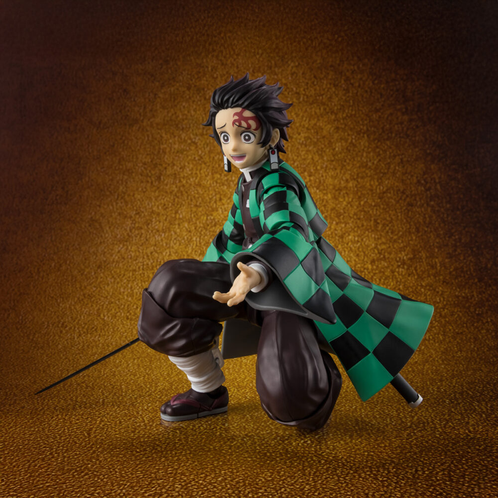 Tanjiro kamado the final battle in the infinity castle demon slayer: kimetsu no yaiba sh figuarts. Tamashii suma a su colección s. H. Figuarts esta versión de tanjiro kamado inspirada en la batalla del arco argumental del castillo infinito del anime "demon slayer: kimetsu no yaiba" ("guardianes de la noche" en españa). La figura mide 14 cm y ha sido diseñada para reproducir poses dinámicas gracias a su elevado nivel de articulación. Incluye 4x expresiones faciales intercambiables, 3x pares de manos, 1x espada nichirin y 1x fondo ilustrado. Unidades limitadas.