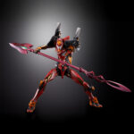 EVA UNIT 02 30TH WITH THE SPEAR OF GAIUS EVANGELION METAL BUILD. Para conmemorar el 30 aniversario de la serie Evangelion , Bandai Spirits presenta una edición especial de METAL BUILD: EVA Unit 02 , ahora equipada con la impresionante Lanza de Cassius y una base personalizada. Este set de figuras de lujo incluye el cuerpo de la Unidad EVA 02 (mismas especificaciones que el lanzamiento de 2019), mejorado con la recién esculpida Lanza de Cassius, de aproximadamente 400 mm de longitud y con acabados transparentes y pintura metalizada para una apariencia premium. La base negra incluida lleva el logo del 30.º aniversario estampado en lámina holográfica e incluye accesorios de exhibición, como piezas especiales para sujetar la lanza y articulaciones para exhibiciones aéreas. Un proyecto colaborativo con la tienda oficial de Evangelion, esta es una pieza central de celebración que los fanáticos no querrán perderse.