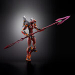 EVA UNIT 02 30TH WITH THE SPEAR OF GAIUS EVANGELION METAL BUILD. Para conmemorar el 30 aniversario de la serie Evangelion , Bandai Spirits presenta una edición especial de METAL BUILD: EVA Unit 02 , ahora equipada con la impresionante Lanza de Cassius y una base personalizada. Este set de figuras de lujo incluye el cuerpo de la Unidad EVA 02 (mismas especificaciones que el lanzamiento de 2019), mejorado con la recién esculpida Lanza de Cassius, de aproximadamente 400 mm de longitud y con acabados transparentes y pintura metalizada para una apariencia premium. La base negra incluida lleva el logo del 30.º aniversario estampado en lámina holográfica e incluye accesorios de exhibición, como piezas especiales para sujetar la lanza y articulaciones para exhibiciones aéreas. Un proyecto colaborativo con la tienda oficial de Evangelion, esta es una pieza central de celebración que los fanáticos no querrán perderse.