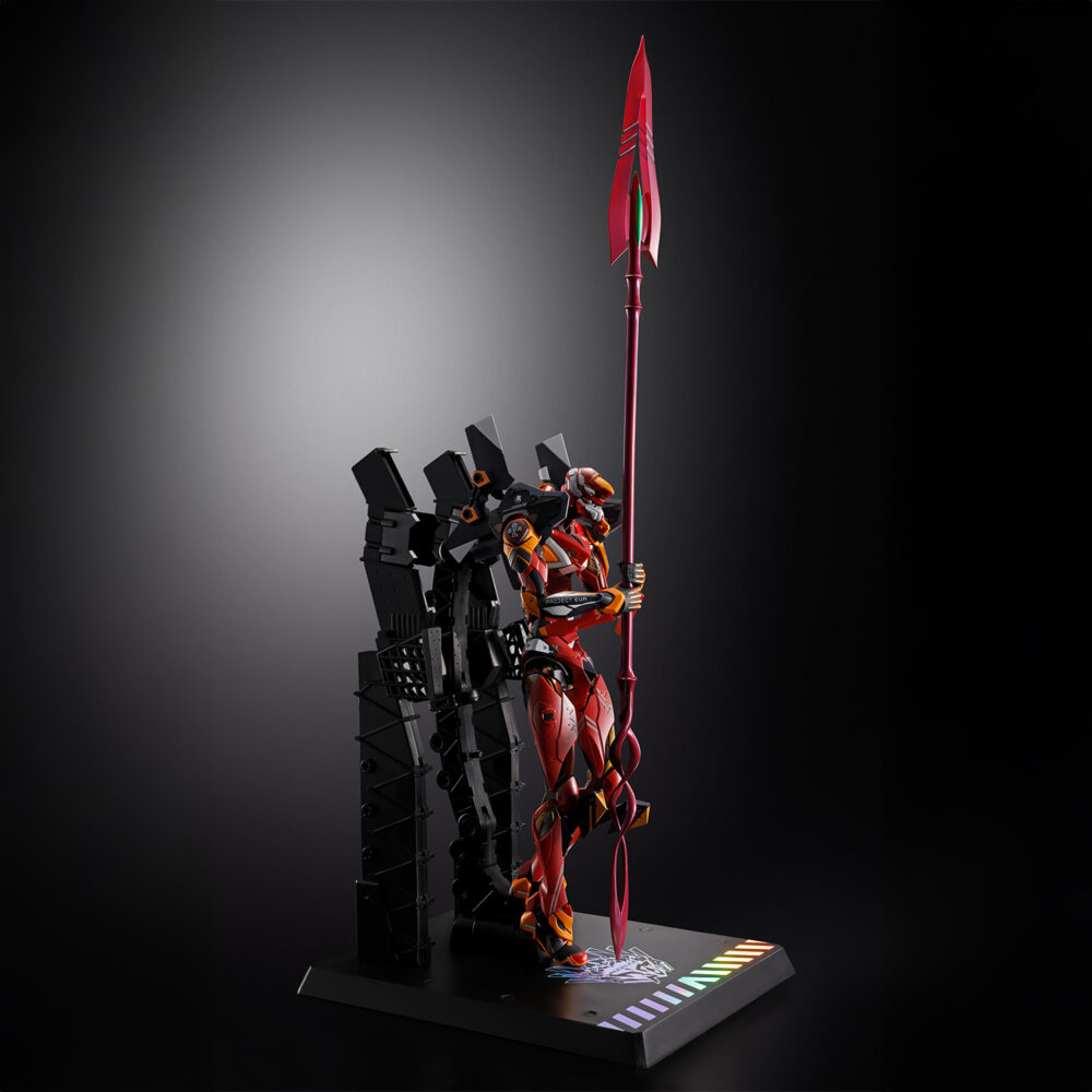 Eva unit 02 30th with the spear of gaius evangelion metal build.  para conmemorar el 30 aniversario de la serie evangelion , bandai spirits presenta una edición especial de metal build: eva unit 02 , ahora equipada con la impresionante lanza de cassius y una base personalizada. Este set de figuras de lujo incluye el cuerpo de la unidad eva 02 (mismas especificaciones que el lanzamiento de 2019), mejorado con la recién esculpida lanza de cassius, de aproximadamente 400 mm de longitud y con acabados transparentes y pintura metalizada para una apariencia premium. La base negra incluida lleva el logo del 30. º aniversario estampado en lámina holográfica e incluye accesorios de exhibición, como piezas especiales para sujetar la lanza y articulaciones para exhibiciones aéreas. Un proyecto colaborativo con la tienda oficial de evangelion, esta es una pieza central de celebración que los fanáticos no querrán perderse.