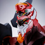 EVA UNIT 02 30TH WITH THE SPEAR OF GAIUS EVANGELION METAL BUILD. Para conmemorar el 30 aniversario de la serie Evangelion , Bandai Spirits presenta una edición especial de METAL BUILD: EVA Unit 02 , ahora equipada con la impresionante Lanza de Cassius y una base personalizada. Este set de figuras de lujo incluye el cuerpo de la Unidad EVA 02 (mismas especificaciones que el lanzamiento de 2019), mejorado con la recién esculpida Lanza de Cassius, de aproximadamente 400 mm de longitud y con acabados transparentes y pintura metalizada para una apariencia premium. La base negra incluida lleva el logo del 30.º aniversario estampado en lámina holográfica e incluye accesorios de exhibición, como piezas especiales para sujetar la lanza y articulaciones para exhibiciones aéreas. Un proyecto colaborativo con la tienda oficial de Evangelion, esta es una pieza central de celebración que los fanáticos no querrán perderse.