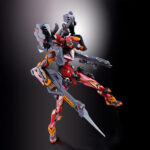 EVA UNIT 02 30TH WITH THE SPEAR OF GAIUS EVANGELION METAL BUILD. Para conmemorar el 30 aniversario de la serie Evangelion , Bandai Spirits presenta una edición especial de METAL BUILD: EVA Unit 02 , ahora equipada con la impresionante Lanza de Cassius y una base personalizada. Este set de figuras de lujo incluye el cuerpo de la Unidad EVA 02 (mismas especificaciones que el lanzamiento de 2019), mejorado con la recién esculpida Lanza de Cassius, de aproximadamente 400 mm de longitud y con acabados transparentes y pintura metalizada para una apariencia premium. La base negra incluida lleva el logo del 30.º aniversario estampado en lámina holográfica e incluye accesorios de exhibición, como piezas especiales para sujetar la lanza y articulaciones para exhibiciones aéreas. Un proyecto colaborativo con la tienda oficial de Evangelion, esta es una pieza central de celebración que los fanáticos no querrán perderse.