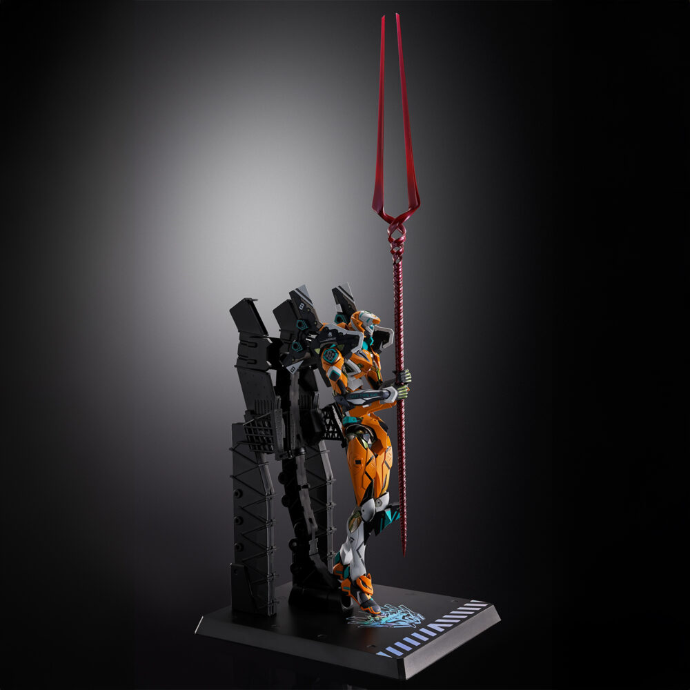 Eva unit 00 / unit 00 modified with the spear of gaius evangelion metal build.  para celebrar el 30. ° aniversario de la serie evangelion , bandai spirits presenta una edición especial metal build eva unit 00 / unit 00 modified , completa con la icónica lanza de longinus y una base de exhibición conmemorativa. Este set de figuras premium incluye la unidad eva 00, fielmente elaborada con detalles intrincados y articulación dinámica. Incluye una lanza de longino recién esculpida, de aproximadamente 380 mm de longitud, mejorada con piezas transparentes y pintura metálica para un acabado de lujo. El set también incluye una base de exhibición negra personalizada, adornada con el logo del 30. º aniversario en lámina holográfica, piezas especiales para sujetar la lanza y articulaciones para poses aéreas. Imprescindible para los coleccionistas de evangelion, este lanzamiento conmemorativo combina artesanía de alta gama con accesorios exclusivos para crear una pieza central inolvidable.