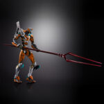 EVA UNIT 00 / UNIT 00 MODIFIED WITH THE SPEAR OF GAIUS EVANGELION METAL BUILD. Para celebrar el 30.° aniversario de la serie Evangelion , Bandai Spirits presenta una edición especial METAL BUILD EVA Unit 00 / Unit 00 Modified , completa con la icónica Lanza de Longinus y una base de exhibición conmemorativa. Este set de figuras premium incluye la Unidad EVA 00, fielmente elaborada con detalles intrincados y articulación dinámica. Incluye una Lanza de Longino recién esculpida, de aproximadamente 380 mm de longitud, mejorada con piezas transparentes y pintura metálica para un acabado de lujo. El set también incluye una base de exhibición negra personalizada, adornada con el logo del 30.º aniversario en lámina holográfica, piezas especiales para sujetar la lanza y articulaciones para poses aéreas. Imprescindible para los coleccionistas de Evangelion, este lanzamiento conmemorativo combina artesanía de alta gama con accesorios exclusivos para crear una pieza central inolvidable.