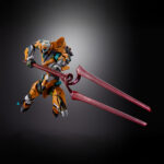 EVA UNIT 00 / UNIT 00 MODIFIED WITH THE SPEAR OF GAIUS EVANGELION METAL BUILD. Para celebrar el 30.° aniversario de la serie Evangelion , Bandai Spirits presenta una edición especial METAL BUILD EVA Unit 00 / Unit 00 Modified , completa con la icónica Lanza de Longinus y una base de exhibición conmemorativa. Este set de figuras premium incluye la Unidad EVA 00, fielmente elaborada con detalles intrincados y articulación dinámica. Incluye una Lanza de Longino recién esculpida, de aproximadamente 380 mm de longitud, mejorada con piezas transparentes y pintura metálica para un acabado de lujo. El set también incluye una base de exhibición negra personalizada, adornada con el logo del 30.º aniversario en lámina holográfica, piezas especiales para sujetar la lanza y articulaciones para poses aéreas. Imprescindible para los coleccionistas de Evangelion, este lanzamiento conmemorativo combina artesanía de alta gama con accesorios exclusivos para crear una pieza central inolvidable.