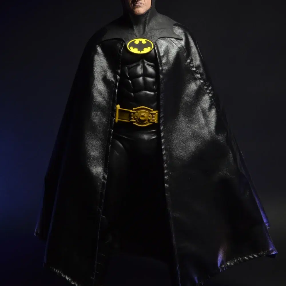 BATMAN (MICHAEL KEATON) BATMAN 1989 1/4. Basada en la icónica película de 1989 que definió a Batman para la generación moderna. Tenemos el honor de presentar esta figura posable de 18" de alto con el parecido de Michael Keaton, cinturón multiusos, Batarang, pistola de agarre, manos intercambiables y mucho más. Con más de 20 puntos de articulación, detalles increíbles y una capa de tela real. Imprescindible para los fans y coleccionistas de Batman.