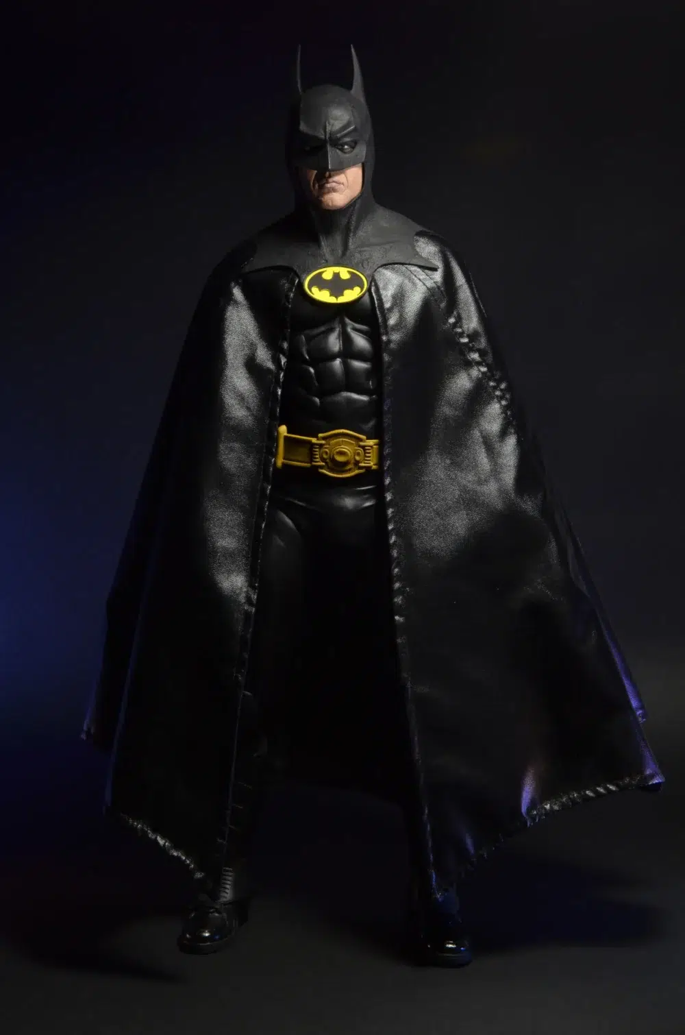 Batman (michael keaton) batman 1989 1/4.  basada en la icónica película de 1989 que definió a batman para la generación moderna. Tenemos el honor de presentar esta figura posable de 18" de alto con el parecido de michael keaton, cinturón multiusos, batarang, pistola de agarre, manos intercambiables y mucho más. Con más de 20 puntos de articulación, detalles increíbles y una capa de tela real. Imprescindible para los fans y coleccionistas de batman.