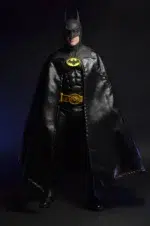 BATMAN (MICHAEL KEATON) BATMAN 1989 1/4. Basada en la icónica película de 1989 que definió a Batman para la generación moderna. Tenemos el honor de presentar esta figura posable de 18" de alto con el parecido de Michael Keaton, cinturón multiusos, Batarang, pistola de agarre, manos intercambiables y mucho más. Con más de 20 puntos de articulación, detalles increíbles y una capa de tela real. Imprescindible para los fans y coleccionistas de Batman.