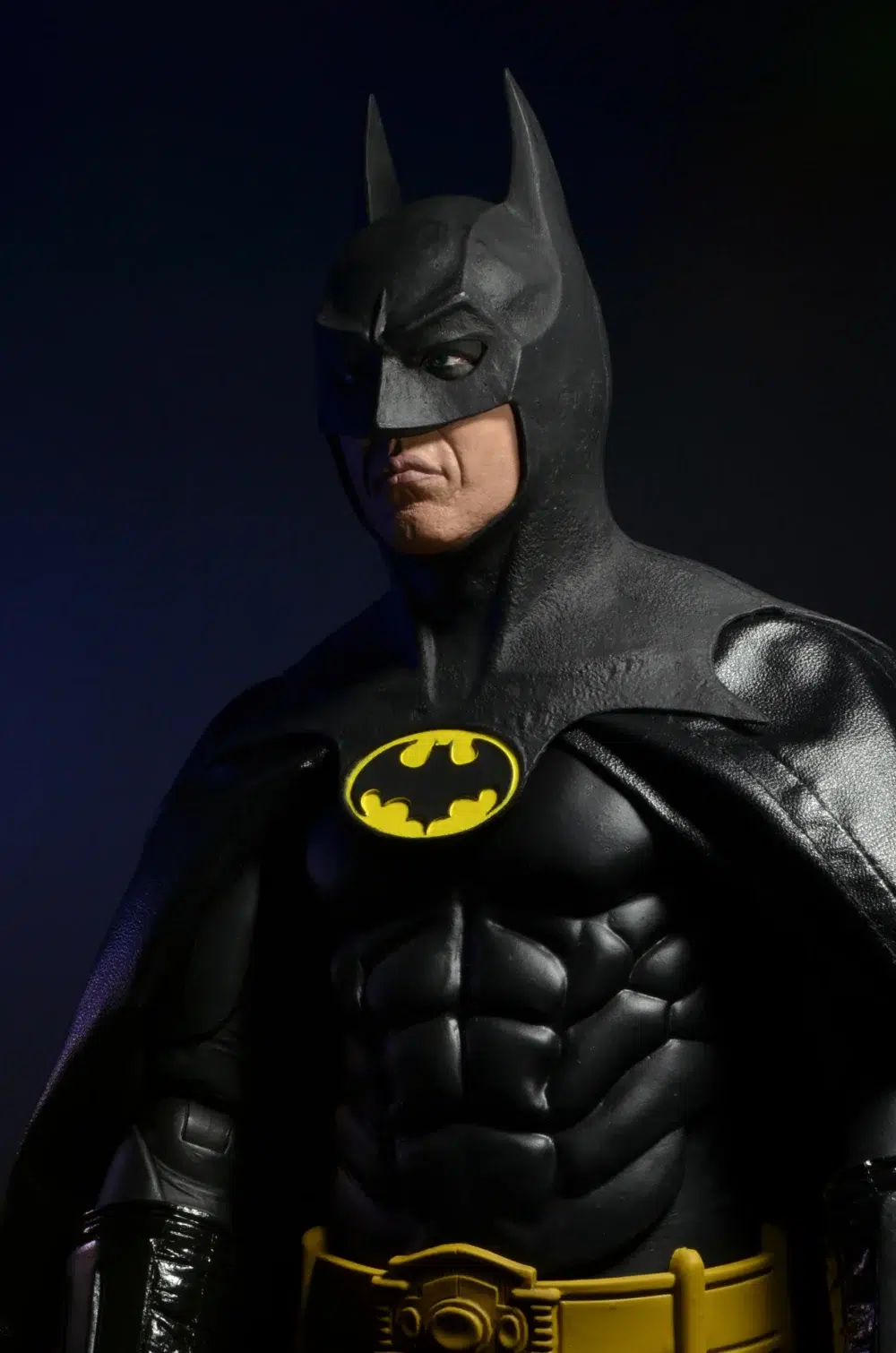 Batman (michael keaton) batman 1989 1/4.  basada en la icónica película de 1989 que definió a batman para la generación moderna. Tenemos el honor de presentar esta figura posable de 18" de alto con el parecido de michael keaton, cinturón multiusos, batarang, pistola de agarre, manos intercambiables y mucho más. Con más de 20 puntos de articulación, detalles increíbles y una capa de tela real. Imprescindible para los fans y coleccionistas de batman.