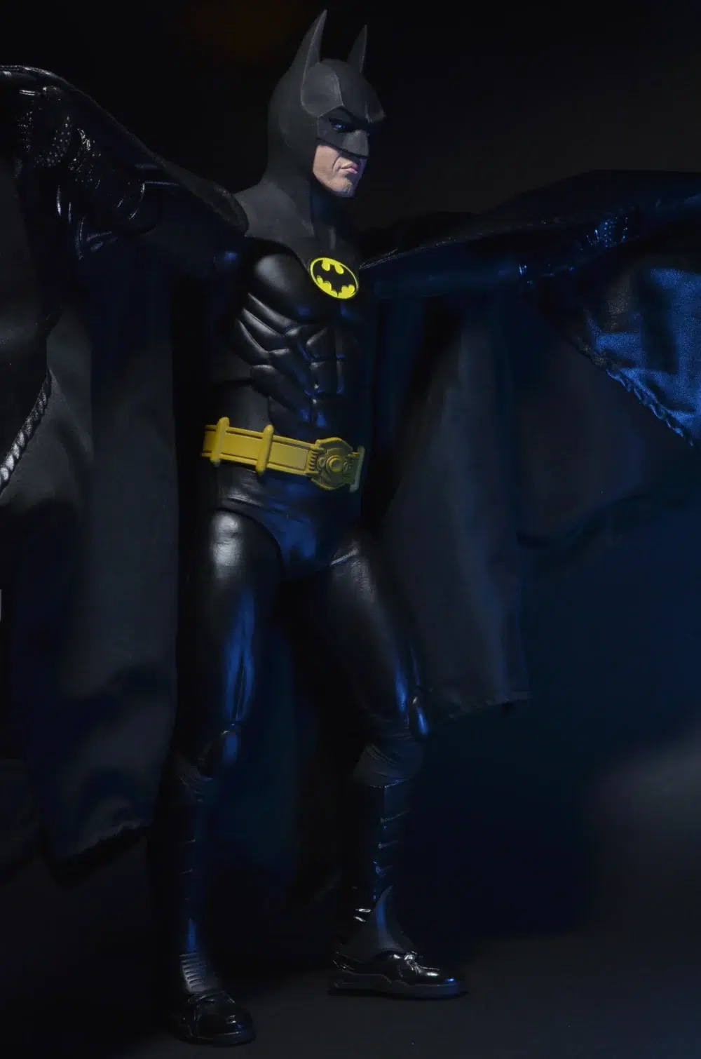 Batman (michael keaton) batman 1989 1/4.  basada en la icónica película de 1989 que definió a batman para la generación moderna. Tenemos el honor de presentar esta figura posable de 18" de alto con el parecido de michael keaton, cinturón multiusos, batarang, pistola de agarre, manos intercambiables y mucho más. Con más de 20 puntos de articulación, detalles increíbles y una capa de tela real. Imprescindible para los fans y coleccionistas de batman.