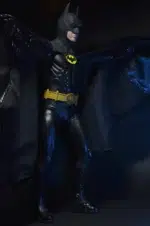 BATMAN (MICHAEL KEATON) BATMAN 1989 1/4. Basada en la icónica película de 1989 que definió a Batman para la generación moderna. Tenemos el honor de presentar esta figura posable de 18" de alto con el parecido de Michael Keaton, cinturón multiusos, Batarang, pistola de agarre, manos intercambiables y mucho más. Con más de 20 puntos de articulación, detalles increíbles y una capa de tela real. Imprescindible para los fans y coleccionistas de Batman.