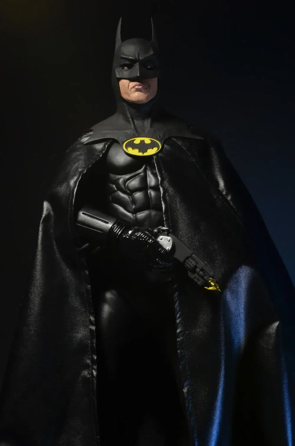 Batman (michael keaton) batman 1989 1/4.  basada en la icónica película de 1989 que definió a batman para la generación moderna. Tenemos el honor de presentar esta figura posable de 18" de alto con el parecido de michael keaton, cinturón multiusos, batarang, pistola de agarre, manos intercambiables y mucho más. Con más de 20 puntos de articulación, detalles increíbles y una capa de tela real. Imprescindible para los fans y coleccionistas de batman.