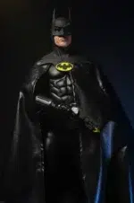 BATMAN (MICHAEL KEATON) BATMAN 1989 1/4. Basada en la icónica película de 1989 que definió a Batman para la generación moderna. Tenemos el honor de presentar esta figura posable de 18" de alto con el parecido de Michael Keaton, cinturón multiusos, Batarang, pistola de agarre, manos intercambiables y mucho más. Con más de 20 puntos de articulación, detalles increíbles y una capa de tela real. Imprescindible para los fans y coleccionistas de Batman.