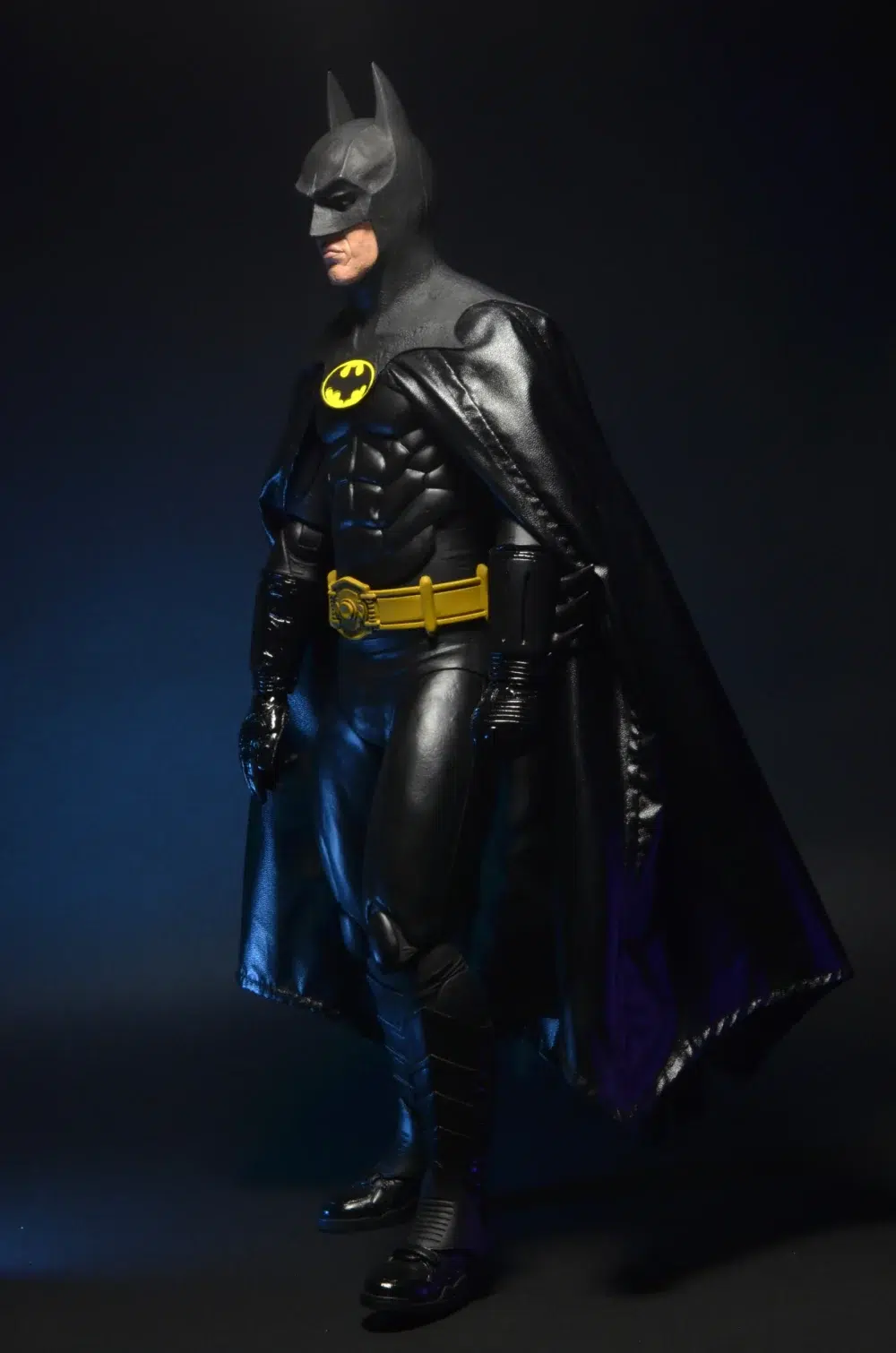 Batman (michael keaton) batman 1989 1/4.  basada en la icónica película de 1989 que definió a batman para la generación moderna. Tenemos el honor de presentar esta figura posable de 18" de alto con el parecido de michael keaton, cinturón multiusos, batarang, pistola de agarre, manos intercambiables y mucho más. Con más de 20 puntos de articulación, detalles increíbles y una capa de tela real. Imprescindible para los fans y coleccionistas de batman.
