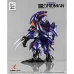 ALASTOR HAZBIN HOTEL NENDOROID. Ember Toys incorpora a su línea Chibi Creature la figura de Anti en su forma de kaiju, basada en el anime "SSSS.Gridman". Fabricada en vinilo blando pintado, mide aproximadamente 14 cm de alto y destaca por su diseño chibi exclusivo y detallado. Incluye 4x garras desmontables (2x por cada mano) que permiten diferentes opciones de exposición.