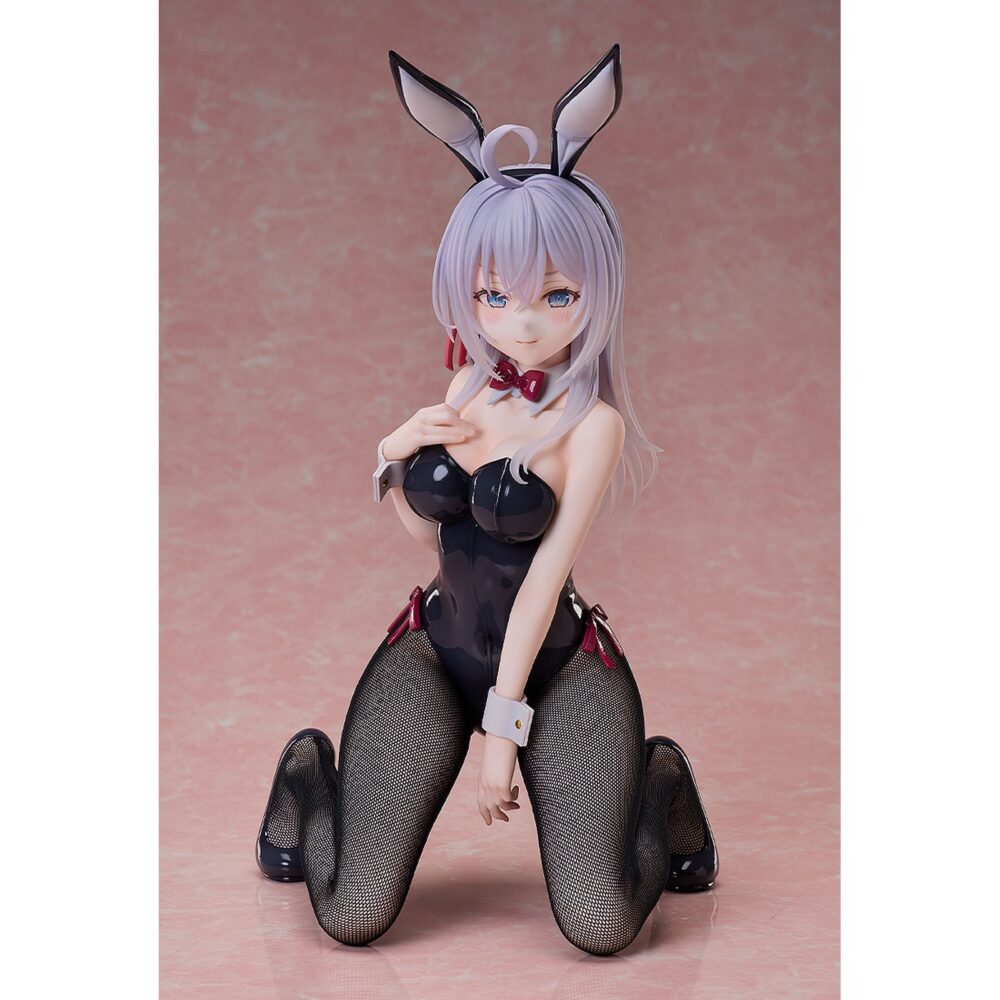 Alisa mikhailovna kujou bunny version alya sometimes hides her feelings in russian 1/4 scale. Freeing introduce a su línea de productos la figura a escala 1/4 de alisa mikhailovna kujou en su versión conejita (también conocida como alya), protagonista del anime "alya sometimes hides her feelings in russian". Se presenta con un espectacular traje de conejita negro con detalles en borgoña, confeccionado con medias de rejilla realistas y acabado brillante para un look elegante y sofisticado. Su pose arrodillada transmite una mezcla de encanto y atrevimiento. La figura mide aproximadamente 30 cm y está cuidadosamente pintada para resaltar cada detalle.