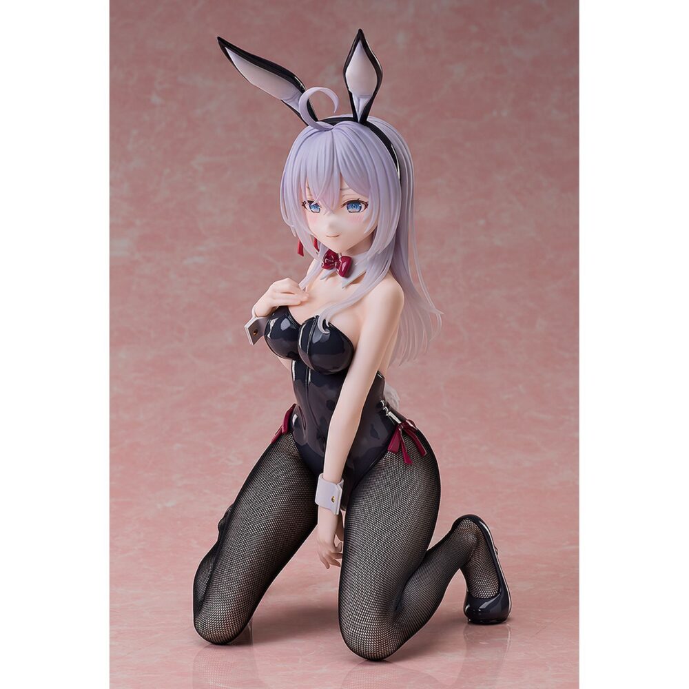 Alisa mikhailovna kujou bunny version alya sometimes hides her feelings in russian 1/4 scale. Freeing introduce a su línea de productos la figura a escala 1/4 de alisa mikhailovna kujou en su versión conejita (también conocida como alya), protagonista del anime "alya sometimes hides her feelings in russian". Se presenta con un espectacular traje de conejita negro con detalles en borgoña, confeccionado con medias de rejilla realistas y acabado brillante para un look elegante y sofisticado. Su pose arrodillada transmite una mezcla de encanto y atrevimiento. La figura mide aproximadamente 30 cm y está cuidadosamente pintada para resaltar cada detalle.