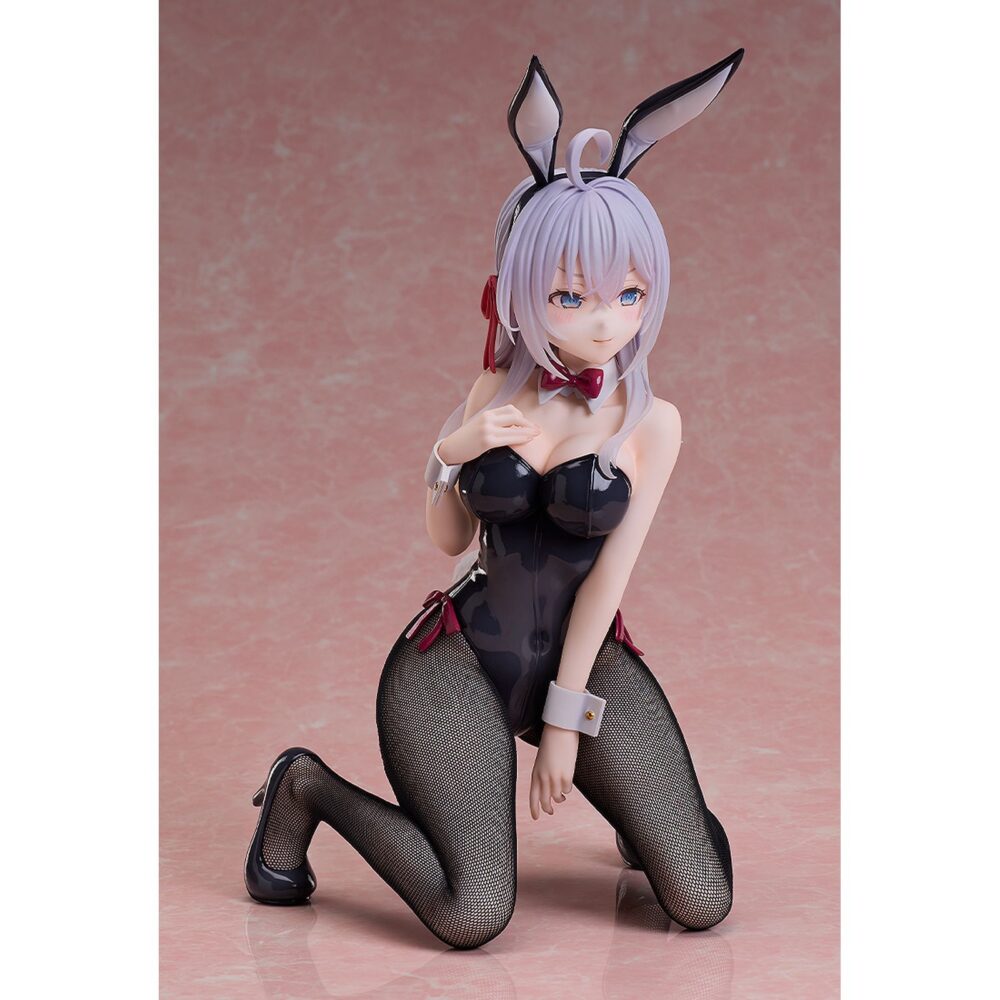 Alisa mikhailovna kujou bunny version alya sometimes hides her feelings in russian 1/4 scale. Freeing introduce a su línea de productos la figura a escala 1/4 de alisa mikhailovna kujou en su versión conejita (también conocida como alya), protagonista del anime "alya sometimes hides her feelings in russian". Se presenta con un espectacular traje de conejita negro con detalles en borgoña, confeccionado con medias de rejilla realistas y acabado brillante para un look elegante y sofisticado. Su pose arrodillada transmite una mezcla de encanto y atrevimiento. La figura mide aproximadamente 30 cm y está cuidadosamente pintada para resaltar cada detalle.