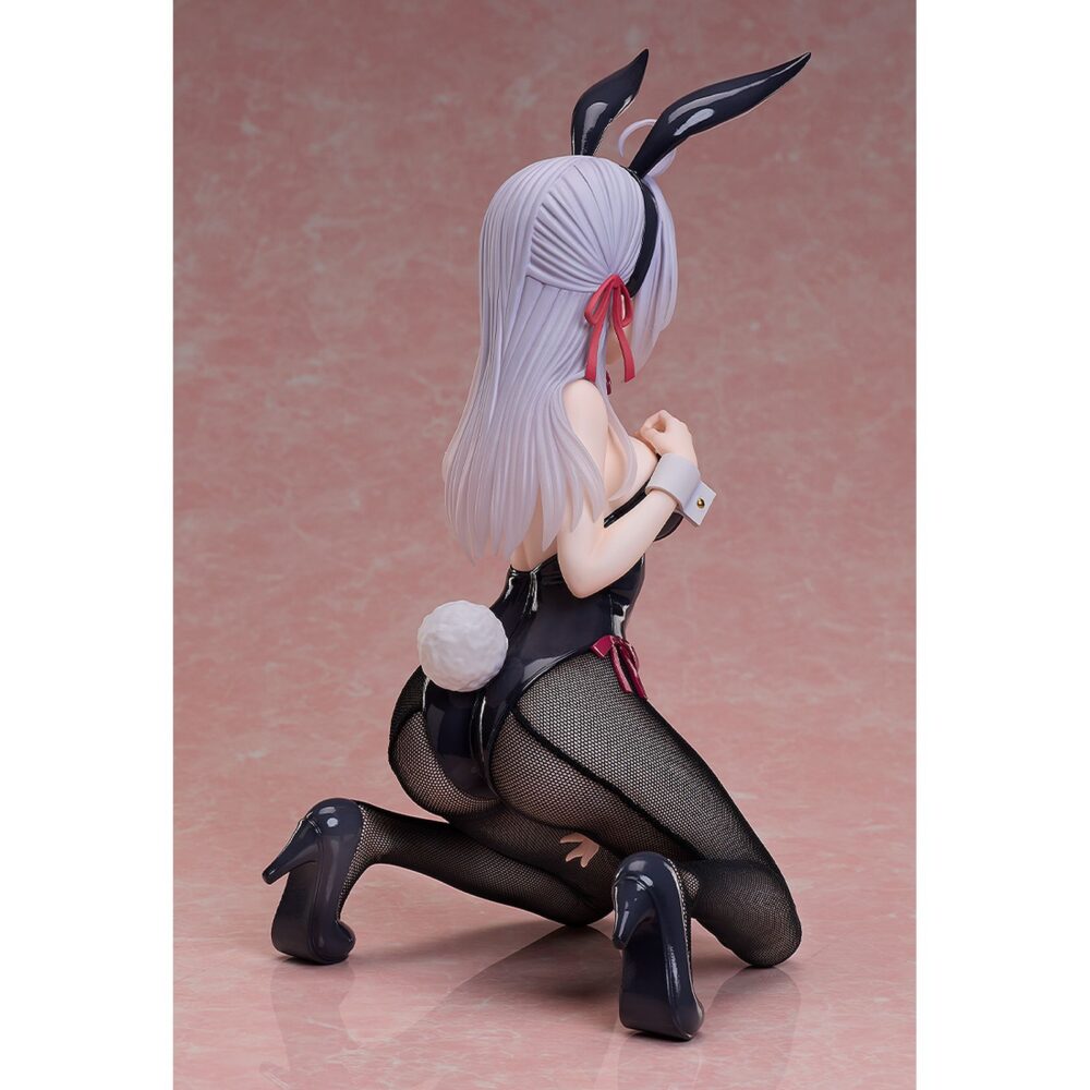 Alisa mikhailovna kujou bunny version alya sometimes hides her feelings in russian 1/4 scale. Freeing introduce a su línea de productos la figura a escala 1/4 de alisa mikhailovna kujou en su versión conejita (también conocida como alya), protagonista del anime "alya sometimes hides her feelings in russian". Se presenta con un espectacular traje de conejita negro con detalles en borgoña, confeccionado con medias de rejilla realistas y acabado brillante para un look elegante y sofisticado. Su pose arrodillada transmite una mezcla de encanto y atrevimiento. La figura mide aproximadamente 30 cm y está cuidadosamente pintada para resaltar cada detalle.
