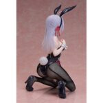 ALISA MIKHAILOVNA KUJOU BUNNY VERSION ALYA SOMETIMES HIDES HER FEELINGS IN RUSSIAN 1/4 SCALE. Freeing introduce a su línea de productos la figura a escala 1/4 de Alisa Mikhailovna Kujou en su versión conejita (También conocida como Alya), protagonista del anime "Alya Sometimes Hides Her Feelings in Russian". Se presenta con un espectacular traje de conejita negro con detalles en borgoña, confeccionado con medias de rejilla realistas y acabado brillante para un look elegante y sofisticado. Su pose arrodillada transmite una mezcla de encanto y atrevimiento. La figura mide aproximadamente 30 cm y está cuidadosamente pintada para resaltar cada detalle.