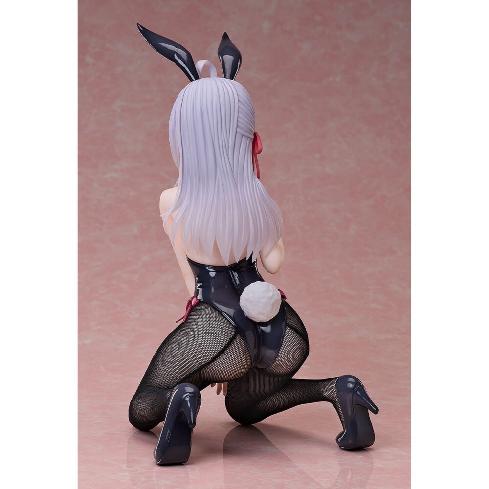 Alisa mikhailovna kujou bunny version alya sometimes hides her feelings in russian 1/4 scale. Freeing introduce a su línea de productos la figura a escala 1/4 de alisa mikhailovna kujou en su versión conejita (también conocida como alya), protagonista del anime "alya sometimes hides her feelings in russian". Se presenta con un espectacular traje de conejita negro con detalles en borgoña, confeccionado con medias de rejilla realistas y acabado brillante para un look elegante y sofisticado. Su pose arrodillada transmite una mezcla de encanto y atrevimiento. La figura mide aproximadamente 30 cm y está cuidadosamente pintada para resaltar cada detalle.