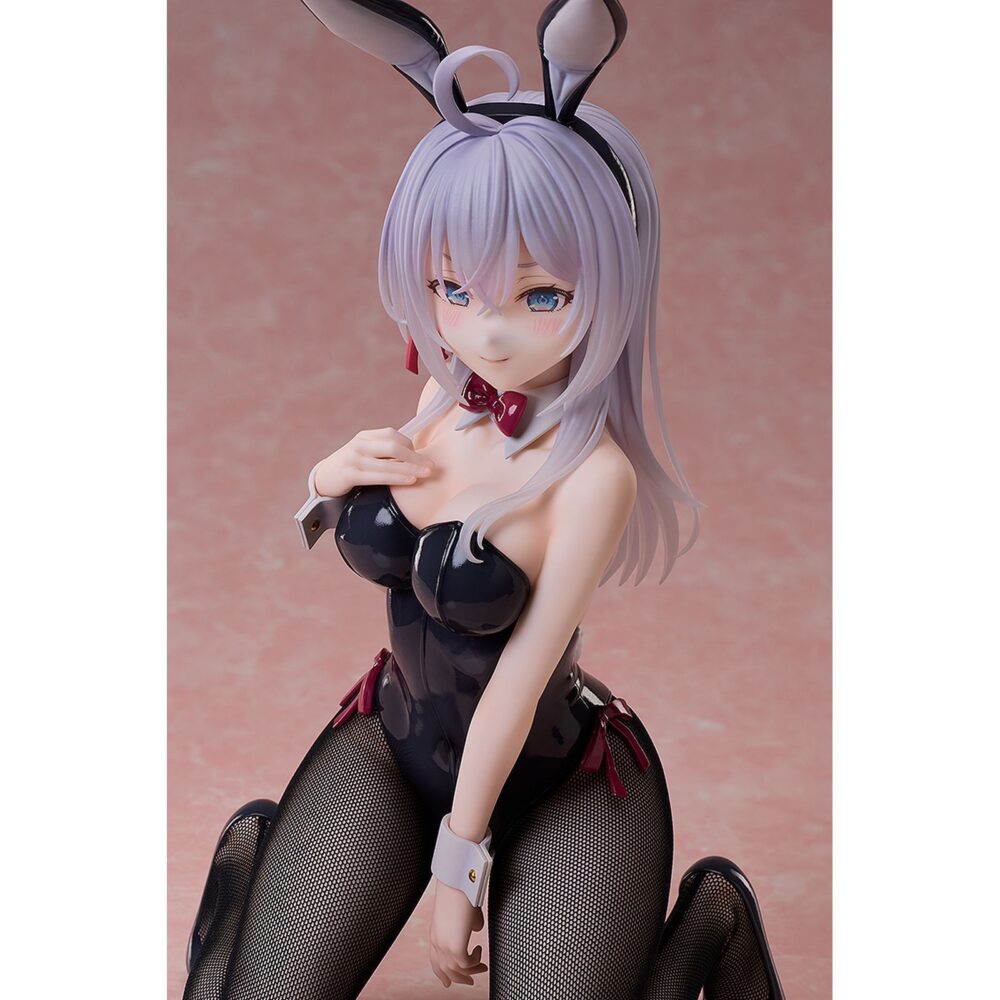 Alisa mikhailovna kujou bunny version alya sometimes hides her feelings in russian 1/4 scale. Freeing introduce a su línea de productos la figura a escala 1/4 de alisa mikhailovna kujou en su versión conejita (también conocida como alya), protagonista del anime "alya sometimes hides her feelings in russian". Se presenta con un espectacular traje de conejita negro con detalles en borgoña, confeccionado con medias de rejilla realistas y acabado brillante para un look elegante y sofisticado. Su pose arrodillada transmite una mezcla de encanto y atrevimiento. La figura mide aproximadamente 30 cm y está cuidadosamente pintada para resaltar cada detalle.