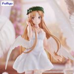 ASUNA SWORD ART ONLINE BICUTE PUREV. Furyu lanza la figura BiCute Pure de Asuna Yuuki, inspirada en la saga "Sword Art Online". Mide aproximadamente 24 cm de alto y está fabricada en ATBC-PVC, ABS y fibras de poliéster para sus acabados textiles y medias realistas. Tiene un diseño elegante, vestida de blanco y pose encantadora sobre una base circular transparente para su exposición.