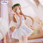 ASUNA SWORD ART ONLINE BICUTE PUREV. Furyu lanza la figura BiCute Pure de Asuna Yuuki, inspirada en la saga "Sword Art Online". Mide aproximadamente 24 cm de alto y está fabricada en ATBC-PVC, ABS y fibras de poliéster para sus acabados textiles y medias realistas. Tiene un diseño elegante, vestida de blanco y pose encantadora sobre una base circular transparente para su exposición.