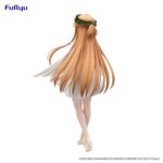 ASUNA SWORD ART ONLINE BICUTE PUREV. Furyu lanza la figura BiCute Pure de Asuna Yuuki, inspirada en la saga "Sword Art Online". Mide aproximadamente 24 cm de alto y está fabricada en ATBC-PVC, ABS y fibras de poliéster para sus acabados textiles y medias realistas. Tiene un diseño elegante, vestida de blanco y pose encantadora sobre una base circular transparente para su exposición.