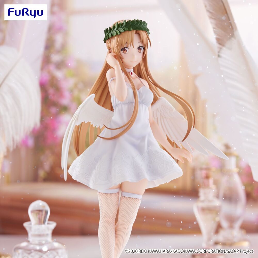 Asuna sword art online bicute purev. Furyu lanza la figura bicute pure de asuna yuuki, inspirada en la saga "sword art online". Mide aproximadamente 24 cm de alto y está fabricada en atbc-pvc, abs y fibras de poliéster para sus acabados textiles y medias realistas. Tiene un diseño elegante, vestida de blanco y pose encantadora sobre una base circular transparente para su exposición.