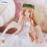 ASUNA SWORD ART ONLINE BICUTE PUREV. Furyu lanza la figura BiCute Pure de Asuna Yuuki, inspirada en la saga "Sword Art Online". Mide aproximadamente 24 cm de alto y está fabricada en ATBC-PVC, ABS y fibras de poliéster para sus acabados textiles y medias realistas. Tiene un diseño elegante, vestida de blanco y pose encantadora sobre una base circular transparente para su exposición.