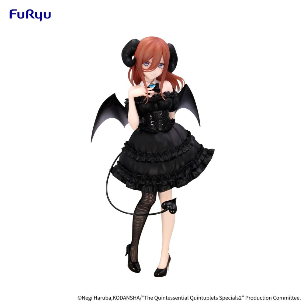 Nakano miku the quintessantial quintuplets specials bicute dark. Furyu incorpora a su colección bicute dark la figura de nakano miku, inspirada en su aparición en el anime "the quintessential quintuplets specials 2". Esta figura mide aproximadamente 25 cm y está fabricada en atbc-pvc, abs y fibras de poliéster. Se presenta vestida de negro, con alas de murciélago y una larga cola con punta de corazón. Incluye una base circular transparente para su estabilidad.