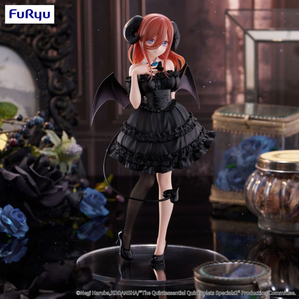 Nakano miku the quintessantial quintuplets specials bicute dark. Furyu incorpora a su colección bicute dark la figura de nakano miku, inspirada en su aparición en el anime "the quintessential quintuplets specials 2". Esta figura mide aproximadamente 25 cm y está fabricada en atbc-pvc, abs y fibras de poliéster. Se presenta vestida de negro, con alas de murciélago y una larga cola con punta de corazón. Incluye una base circular transparente para su estabilidad.