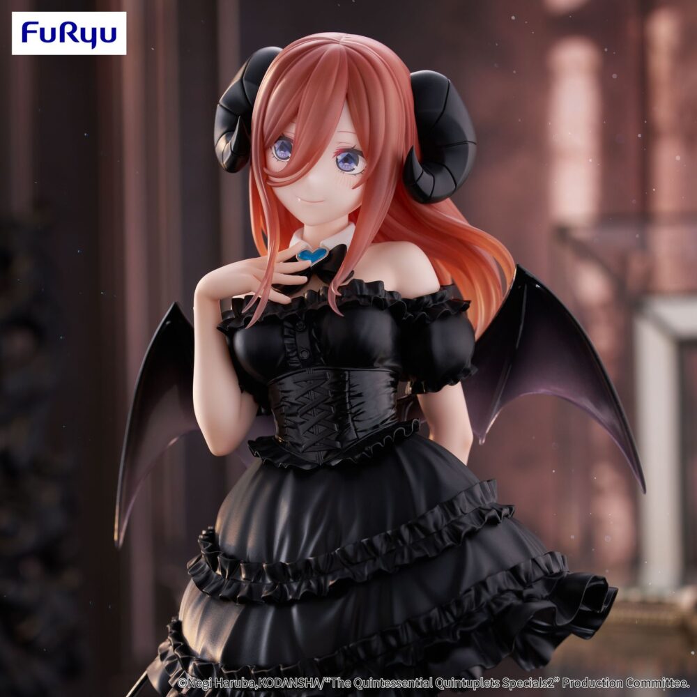 Nakano miku the quintessantial quintuplets specials bicute dark. Furyu incorpora a su colección bicute dark la figura de nakano miku, inspirada en su aparición en el anime "the quintessential quintuplets specials 2". Esta figura mide aproximadamente 25 cm y está fabricada en atbc-pvc, abs y fibras de poliéster. Se presenta vestida de negro, con alas de murciélago y una larga cola con punta de corazón. Incluye una base circular transparente para su estabilidad.