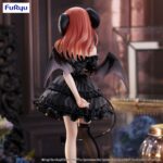 NAKANO MIKU THE QUINTESSANTIAL QUINTUPLETS SPECIALS BICUTE DARK. Furyu incorpora a su colección BiCute Dark la figura de Nakano Miku, inspirada en su aparición en el anime "The Quintessential Quintuplets Specials 2". Esta figura mide aproximadamente 25 cm y está fabricada en ATBC-PVC, ABS y fibras de poliéster. Se presenta vestida de negro, con alas de murciélago y una larga cola con punta de corazón. Incluye una base circular transparente para su estabilidad.