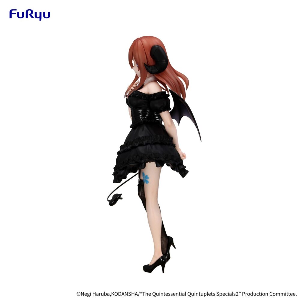 Nakano miku the quintessantial quintuplets specials bicute dark. Furyu incorpora a su colección bicute dark la figura de nakano miku, inspirada en su aparición en el anime "the quintessential quintuplets specials 2". Esta figura mide aproximadamente 25 cm y está fabricada en atbc-pvc, abs y fibras de poliéster. Se presenta vestida de negro, con alas de murciélago y una larga cola con punta de corazón. Incluye una base circular transparente para su estabilidad.