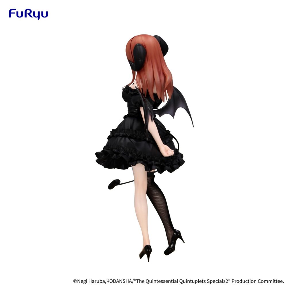 Nakano miku the quintessantial quintuplets specials bicute dark. Furyu incorpora a su colección bicute dark la figura de nakano miku, inspirada en su aparición en el anime "the quintessential quintuplets specials 2". Esta figura mide aproximadamente 25 cm y está fabricada en atbc-pvc, abs y fibras de poliéster. Se presenta vestida de negro, con alas de murciélago y una larga cola con punta de corazón. Incluye una base circular transparente para su estabilidad.