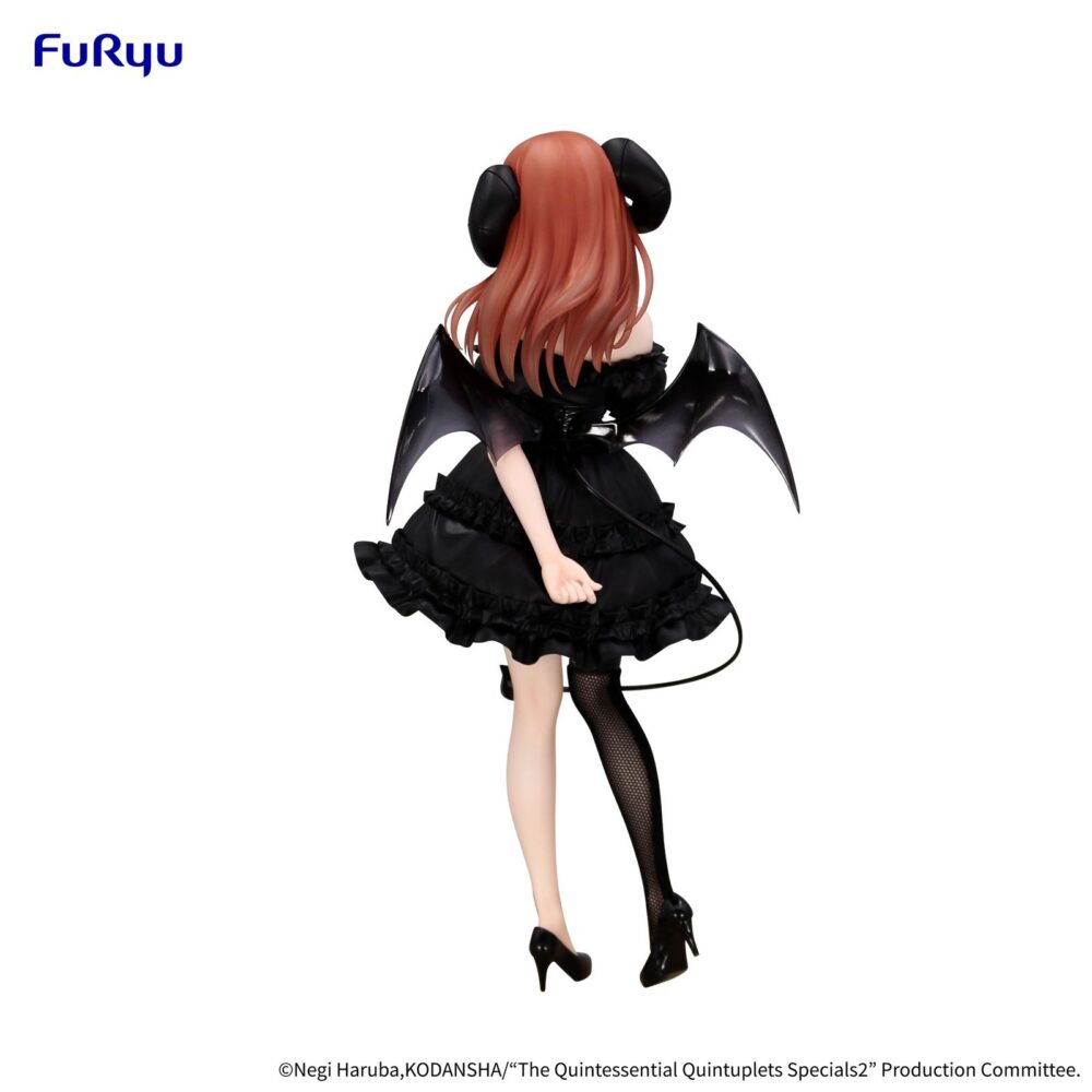 Nakano miku the quintessantial quintuplets specials bicute dark. Furyu incorpora a su colección bicute dark la figura de nakano miku, inspirada en su aparición en el anime "the quintessential quintuplets specials 2". Esta figura mide aproximadamente 25 cm y está fabricada en atbc-pvc, abs y fibras de poliéster. Se presenta vestida de negro, con alas de murciélago y una larga cola con punta de corazón. Incluye una base circular transparente para su estabilidad.