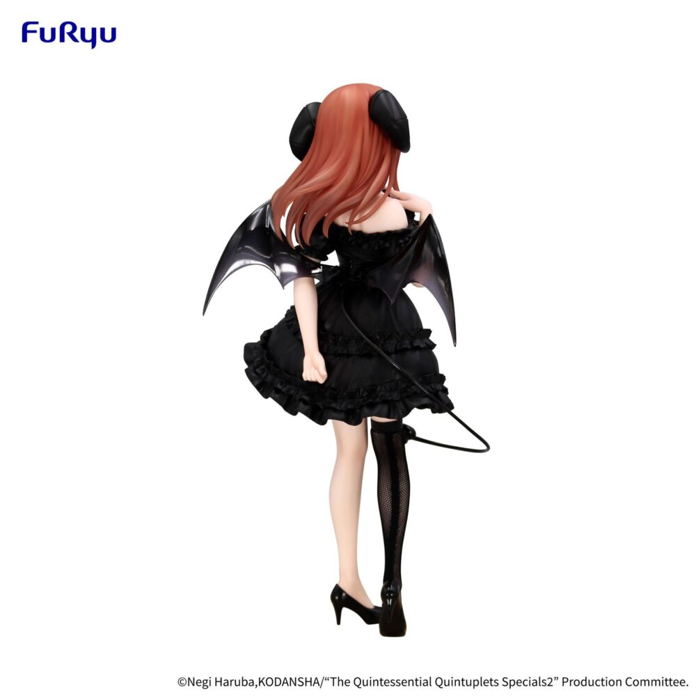 Nakano miku the quintessantial quintuplets specials bicute dark. Furyu incorpora a su colección bicute dark la figura de nakano miku, inspirada en su aparición en el anime "the quintessential quintuplets specials 2". Esta figura mide aproximadamente 25 cm y está fabricada en atbc-pvc, abs y fibras de poliéster. Se presenta vestida de negro, con alas de murciélago y una larga cola con punta de corazón. Incluye una base circular transparente para su estabilidad.