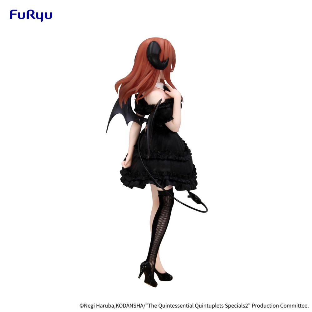 Nakano miku the quintessantial quintuplets specials bicute dark. Furyu incorpora a su colección bicute dark la figura de nakano miku, inspirada en su aparición en el anime "the quintessential quintuplets specials 2". Esta figura mide aproximadamente 25 cm y está fabricada en atbc-pvc, abs y fibras de poliéster. Se presenta vestida de negro, con alas de murciélago y una larga cola con punta de corazón. Incluye una base circular transparente para su estabilidad.