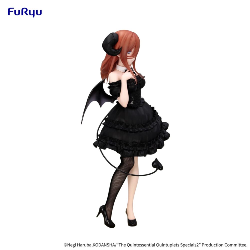 Nakano miku the quintessantial quintuplets specials bicute dark. Furyu incorpora a su colección bicute dark la figura de nakano miku, inspirada en su aparición en el anime "the quintessential quintuplets specials 2". Esta figura mide aproximadamente 25 cm y está fabricada en atbc-pvc, abs y fibras de poliéster. Se presenta vestida de negro, con alas de murciélago y una larga cola con punta de corazón. Incluye una base circular transparente para su estabilidad.
